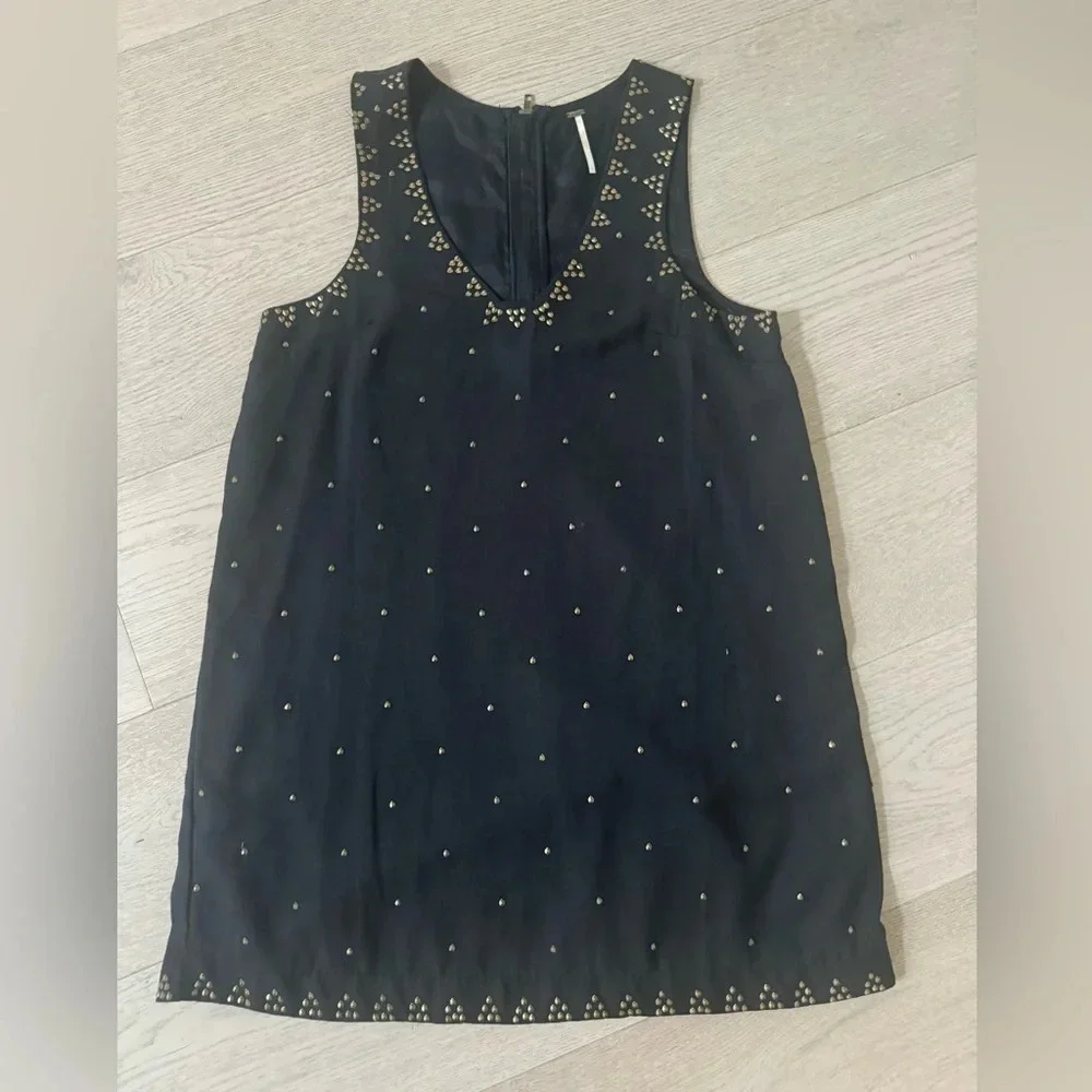 Free people V neck dress with bronze sewn details size 6